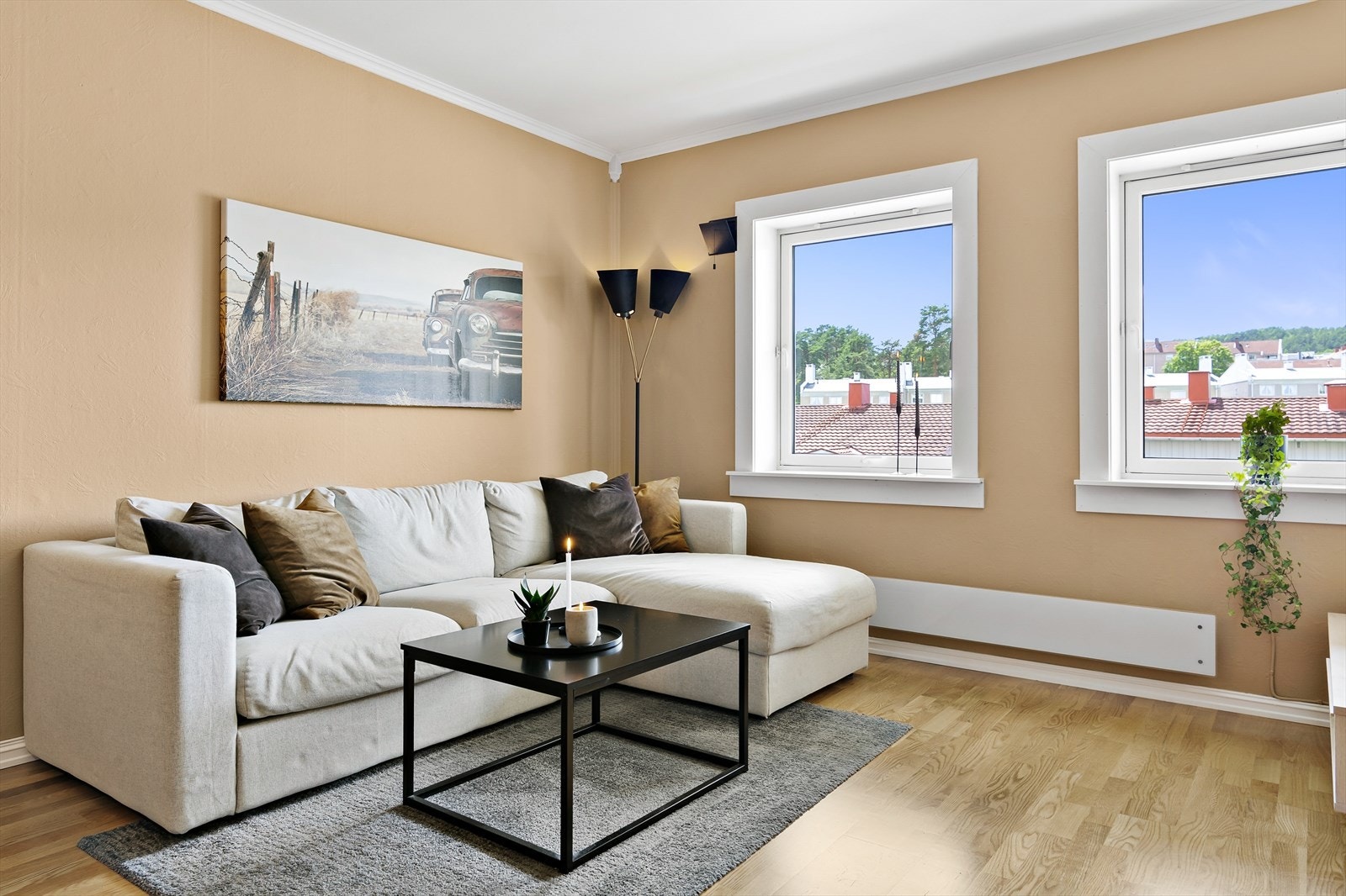 Stuen er godt løst som gir god plass til sofa, stuebord og TV-benk. Galleribilde