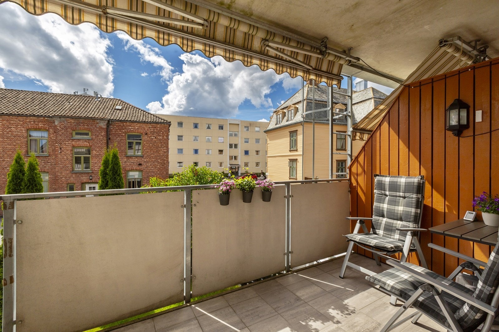 Balkong med markise Galleribilde