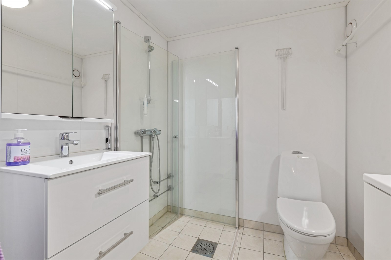 Bad med wc dusjhjørne og vask Galleribilde