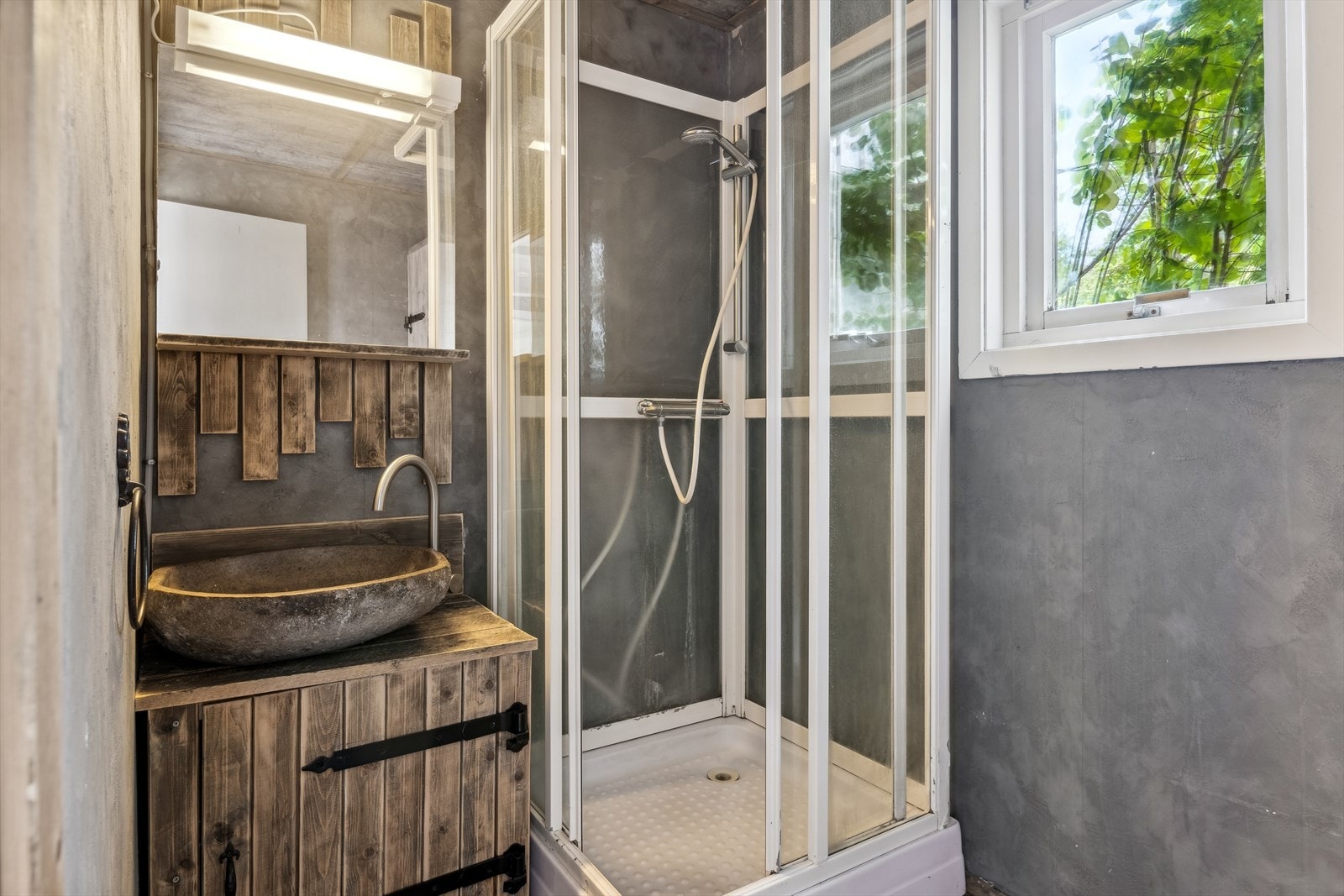 Badet har gjennomgått oppgraderinger i 2020 med nytt sluk, gulv, servant og himling. Galleribilde