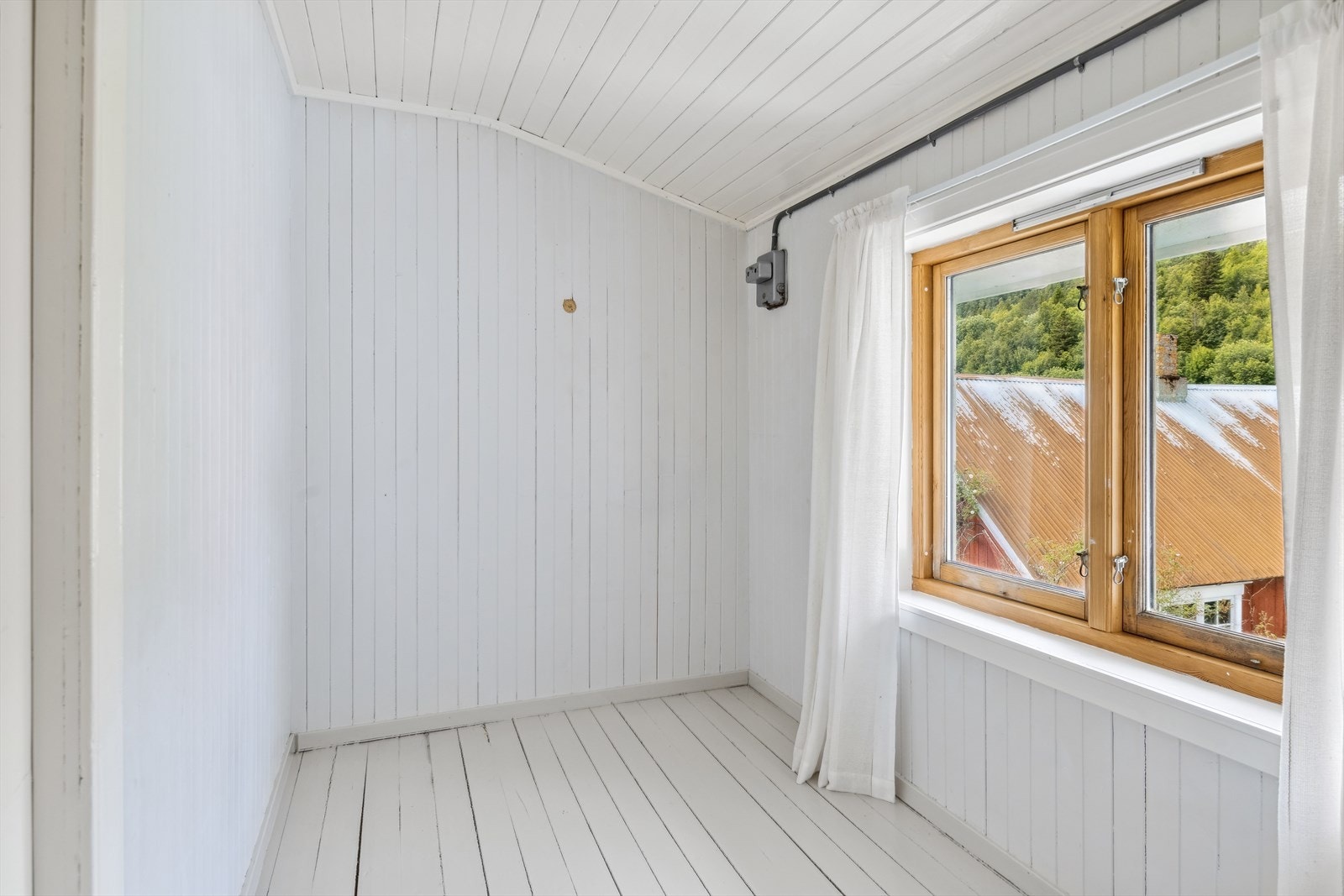 Her kan det med enkle grep etableres walk-in garderobe. Galleribilde