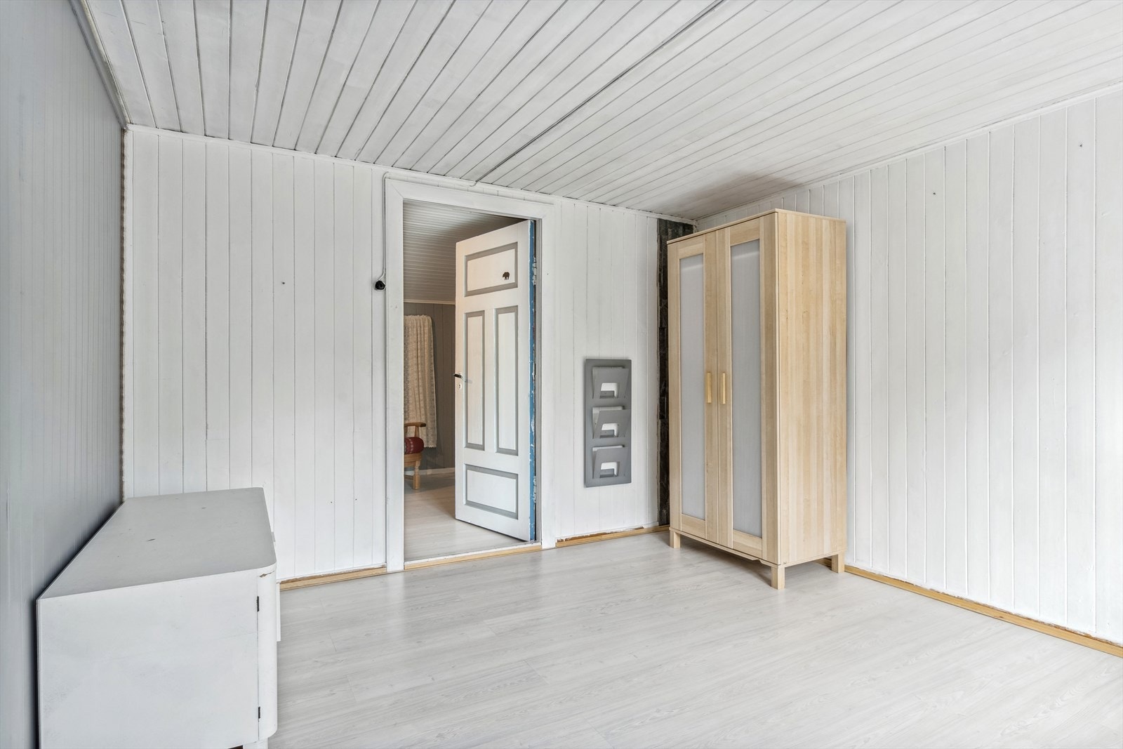 Renner og nedløp er i metall/aluminium, og vurdert til TG1 av takstmann. Galleribilde