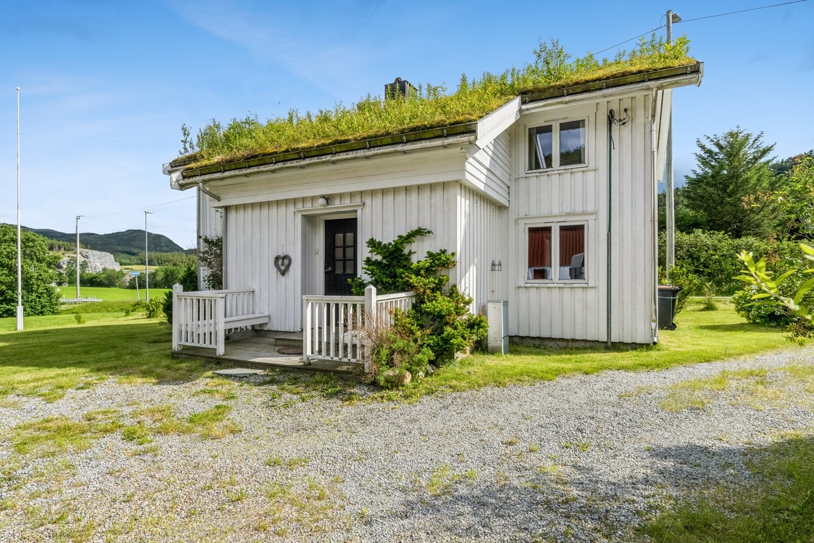 Boligen strekker seg over 143 kvm fordelt på 3 etasjer, med blant annet 4 romslige soverom, bad oppgradert i 2020 og eget vaskerom som er oppdragert i 2023. Galleribilde