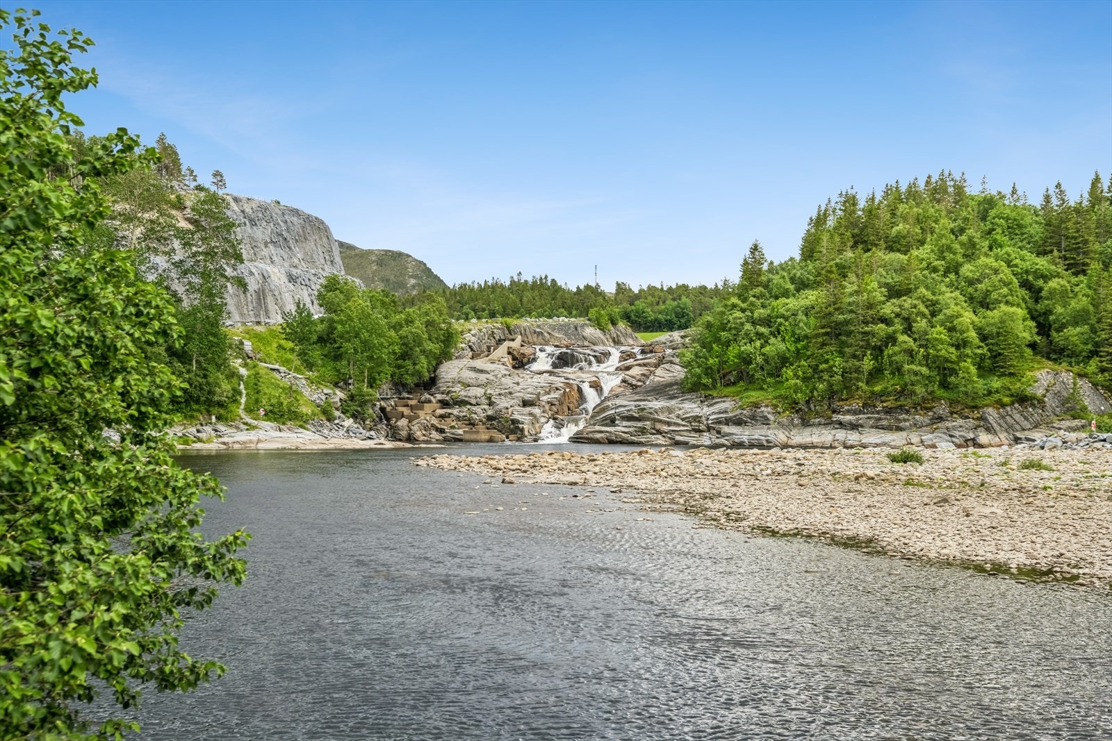 Innenfor 200 meter fra eiendommen ligger Nordmelandsfossen som er et kjent for godt lakesfiske. I øybelikkelig nærhet finner du også en rekke fine turmuligheter. Galleribilde