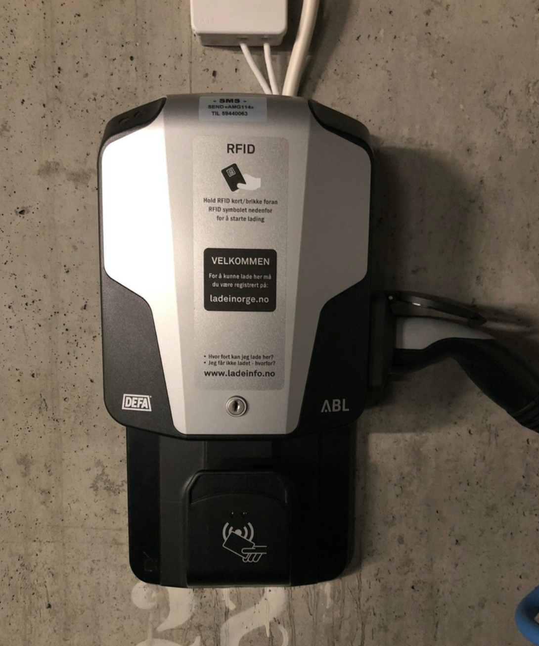 Det er monter el-billader. Galleribilde