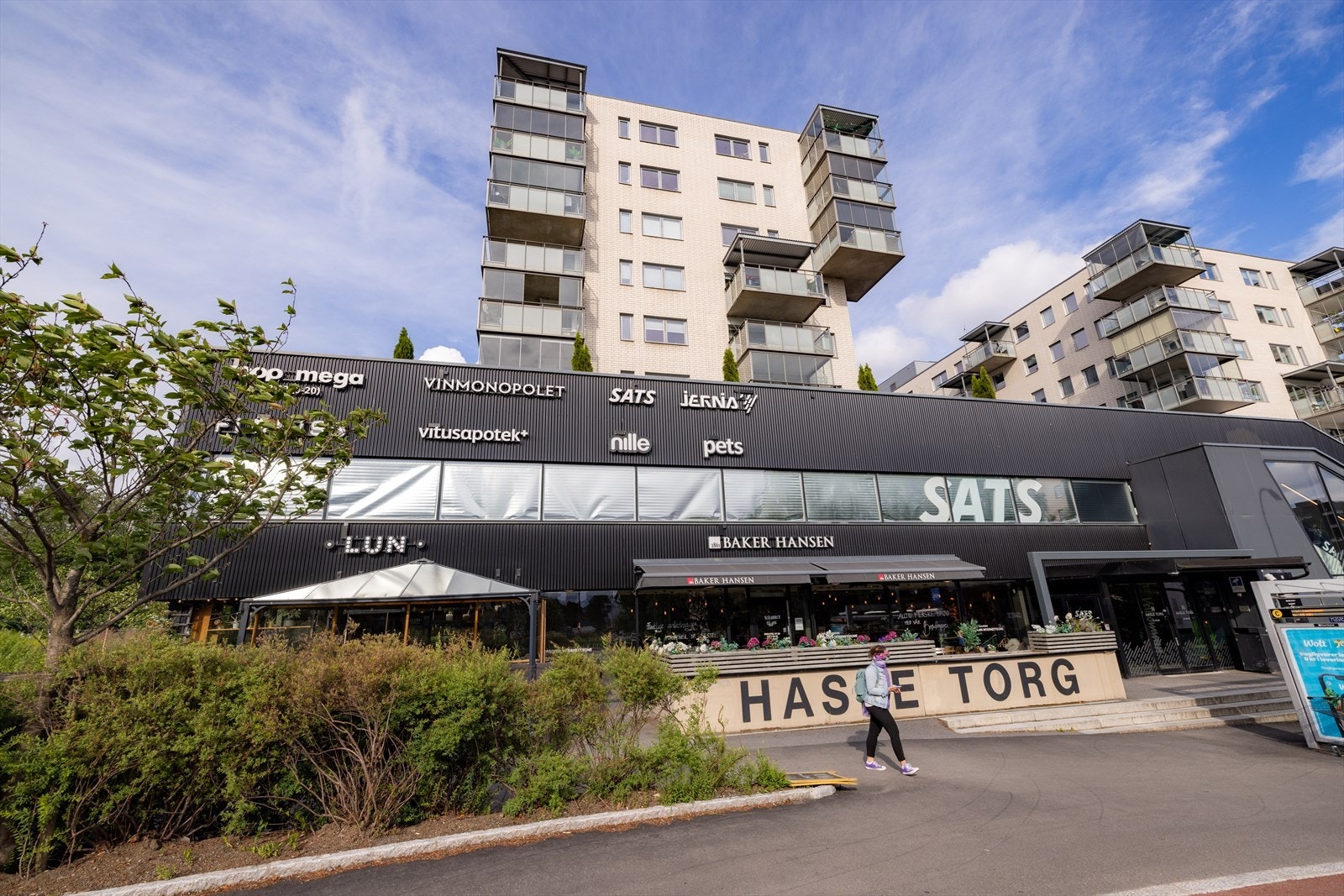 - Kort vei til Hasle Torg med blant annet SATS treningssenter, Coop Mega og apotek - Galleribilde