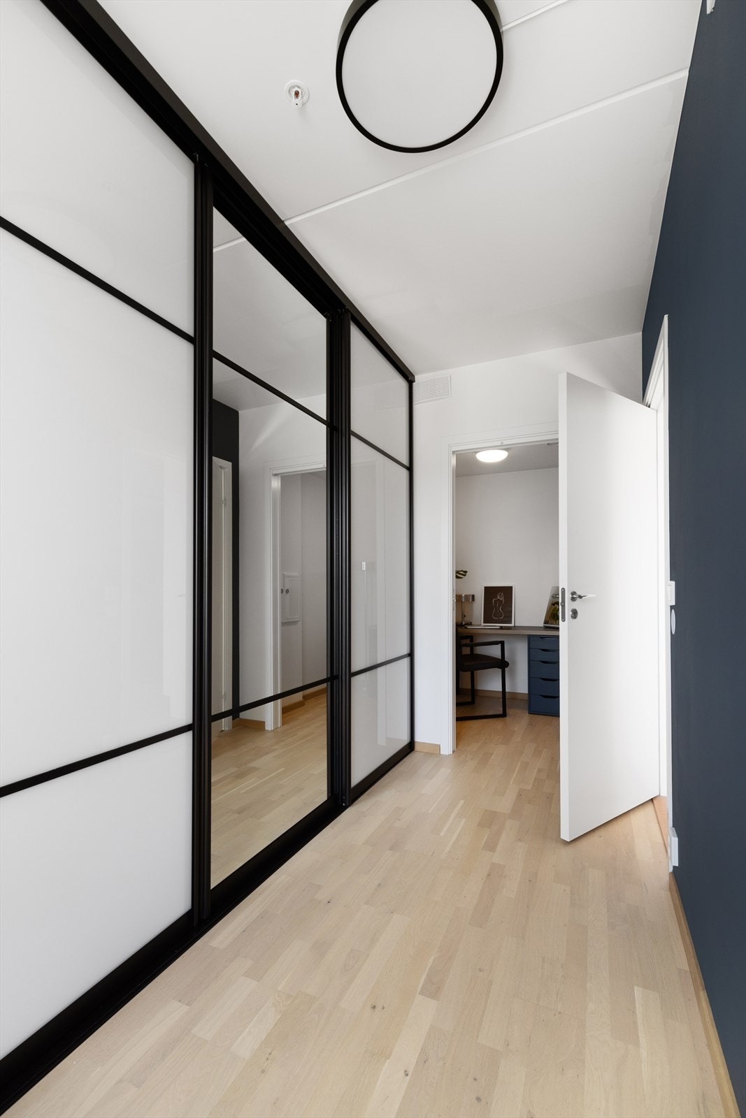- Soverom 2 er i dag innredet som walk-in closet, og kan fint benyttes som gjesterom eller barnerom om ønskelig - Galleribilde