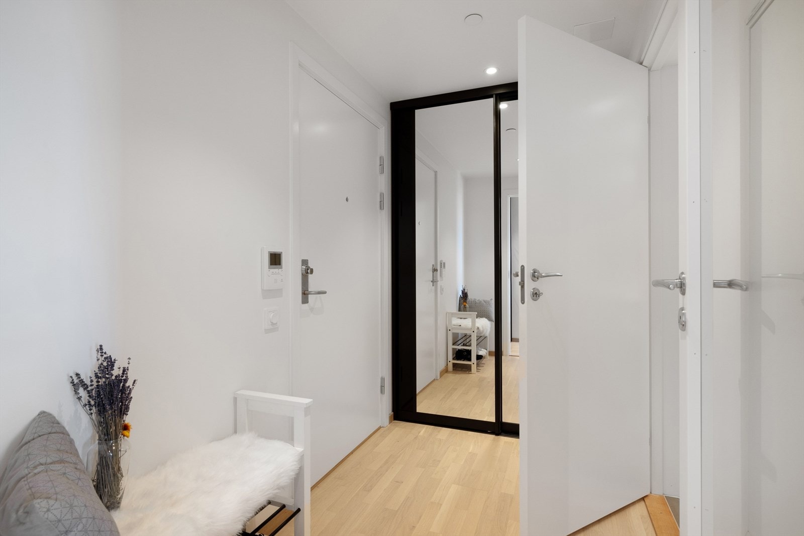 - Innbydende entré med ulike oppbevaringsmuligheter - Galleribilde