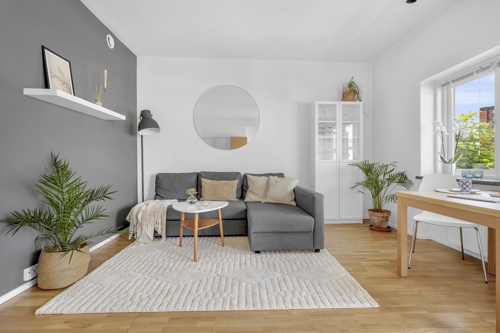 Stuen har gode møbleringsmuligheter i tillegg til flere vindusflater som sørger for god atmosfære. Galleribilde