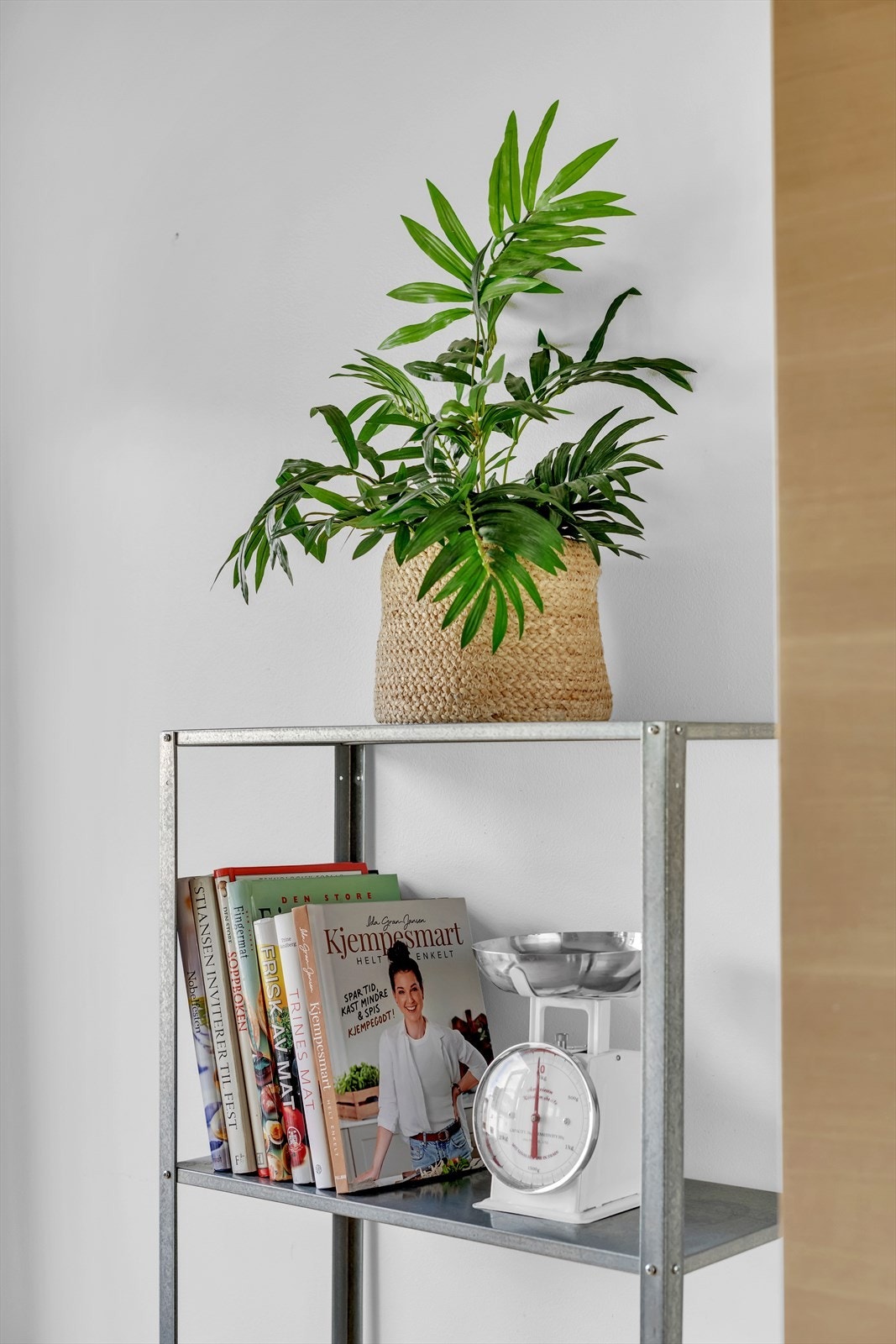 Leiligheten har en gjennomgående planløsning og sørger for lys fra flere himmelretninger. Galleribilde