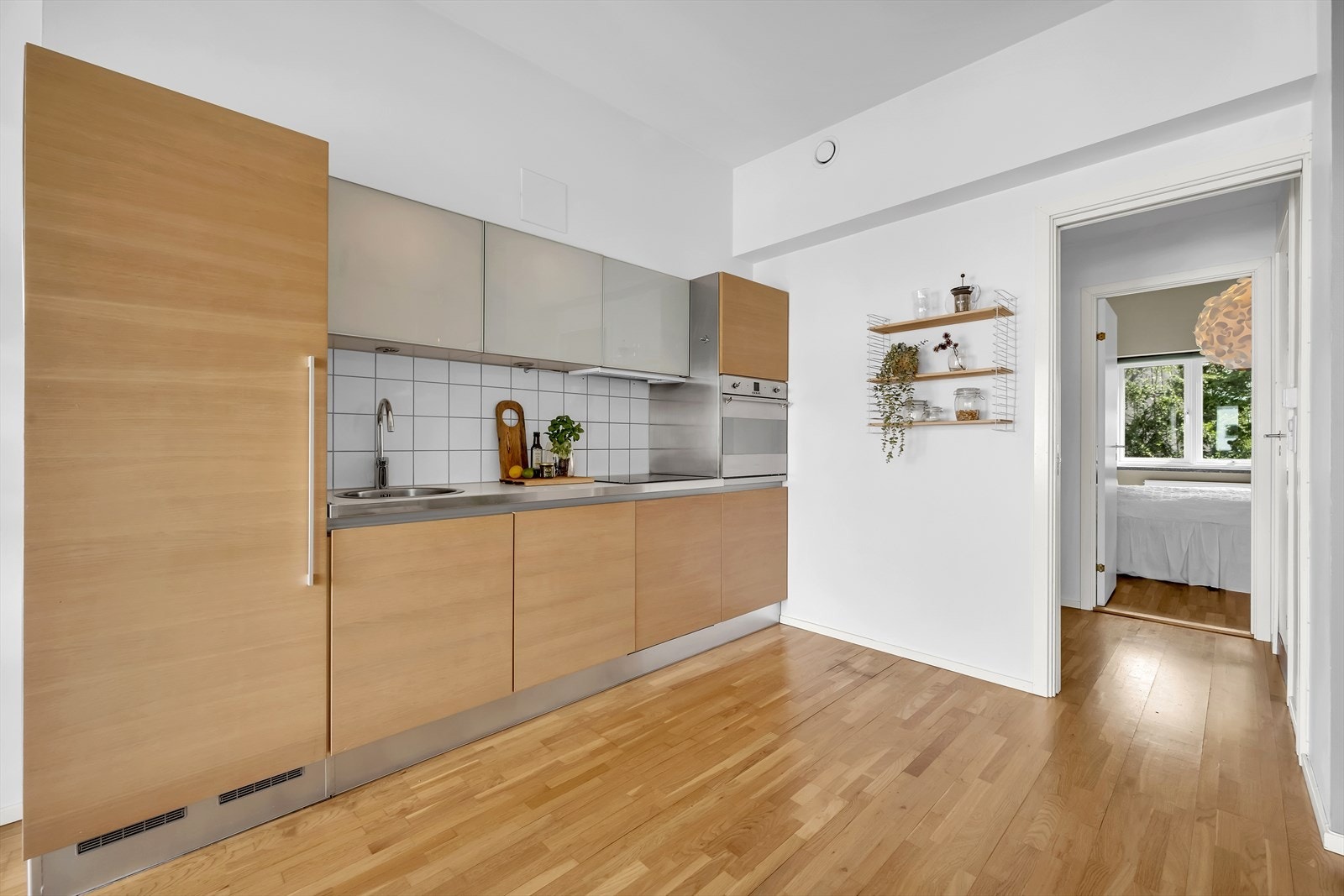 Kjøkkenventilator over stekesone, med avtrekk ført til balansert ventilasjon. Galleribilde