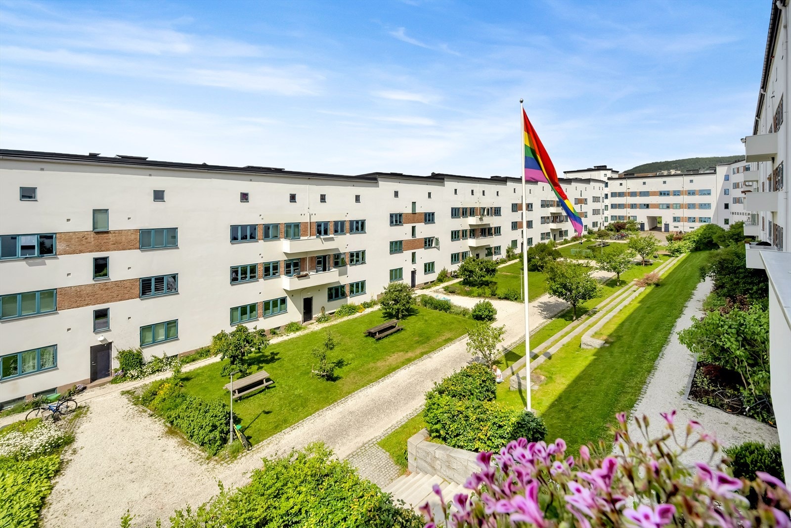 Med balkongen vendt inn mot bakgård, føles det ut som du bor høyere en 2.etasje. Galleribilde