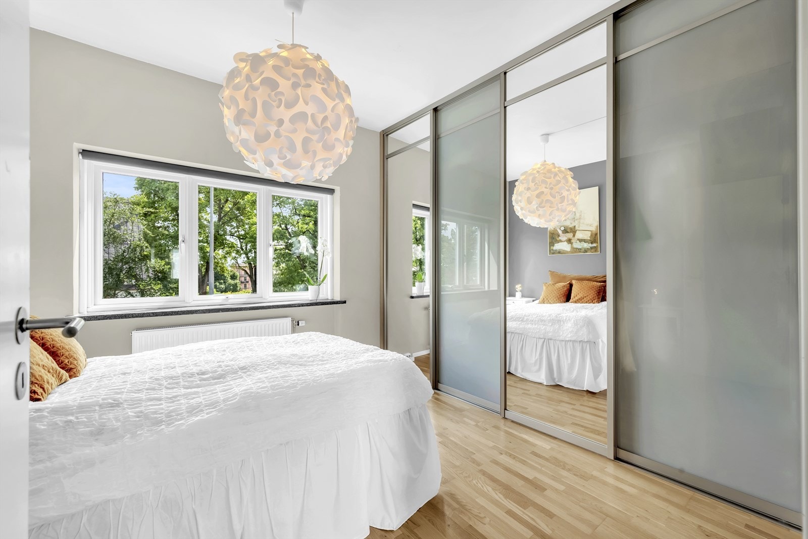 Fra entreén har du adkomst til et romslig soverom med skyvedørsgarderobe. Galleribilde