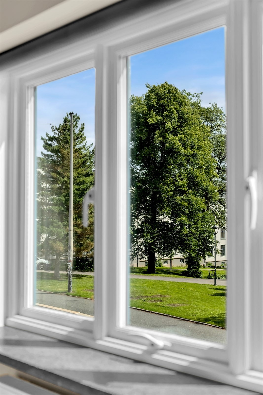 Fra soverommet har du utsikt mot fine grøntområder ved Torshov kirke. Galleribilde
