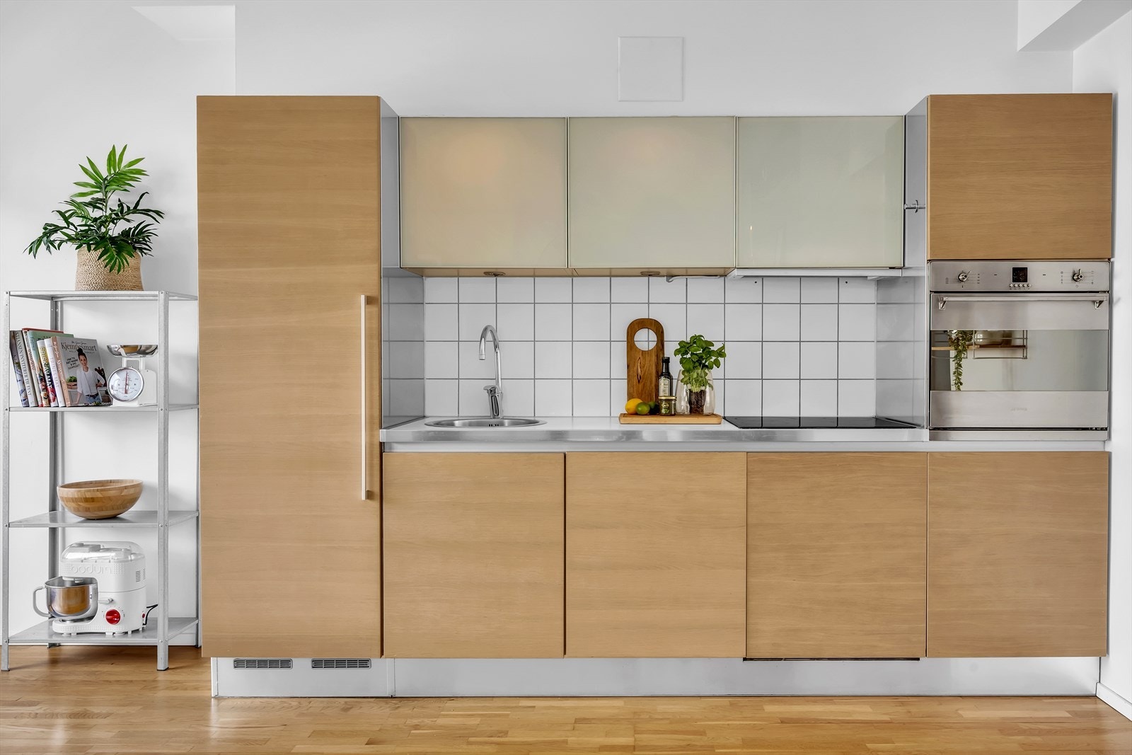 Et pent kjøkken med integrerte hvitevarer. Galleribilde