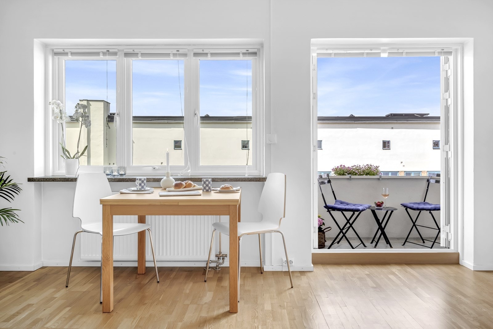 Det kan innredes med spisegruppe mot kjøkkenet. Galleribilde