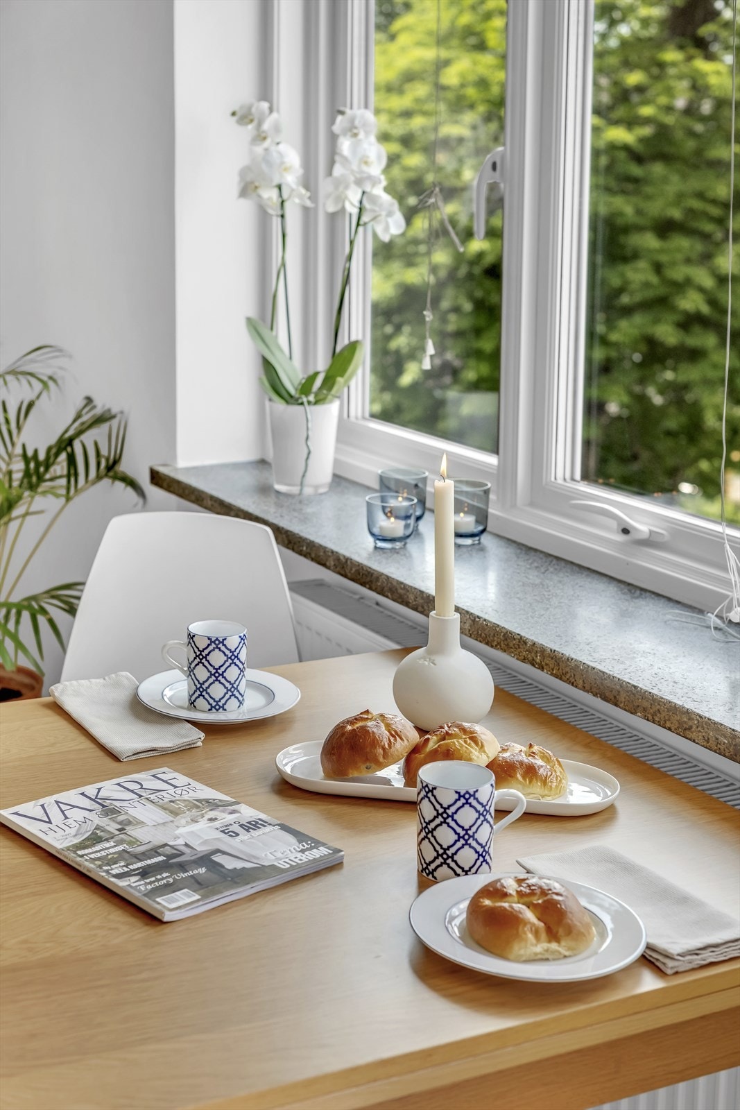 Fra spisebordet har du nydelig utsikt over bakgården. Galleribilde