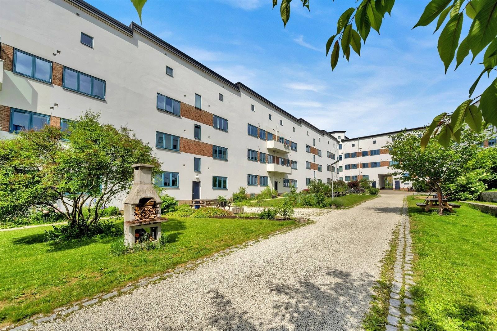 Her flytter du rett inn i en populær og attraktiv Torshovgård- Funkisgården. Galleribilde