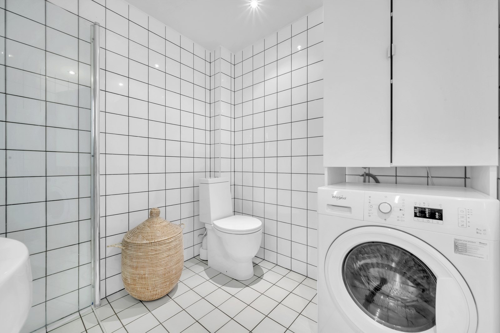 I tillegg til opplegg for vaskemaskin, er det satt inn ekstra overskap for ytterligere oppbevaring. Galleribilde