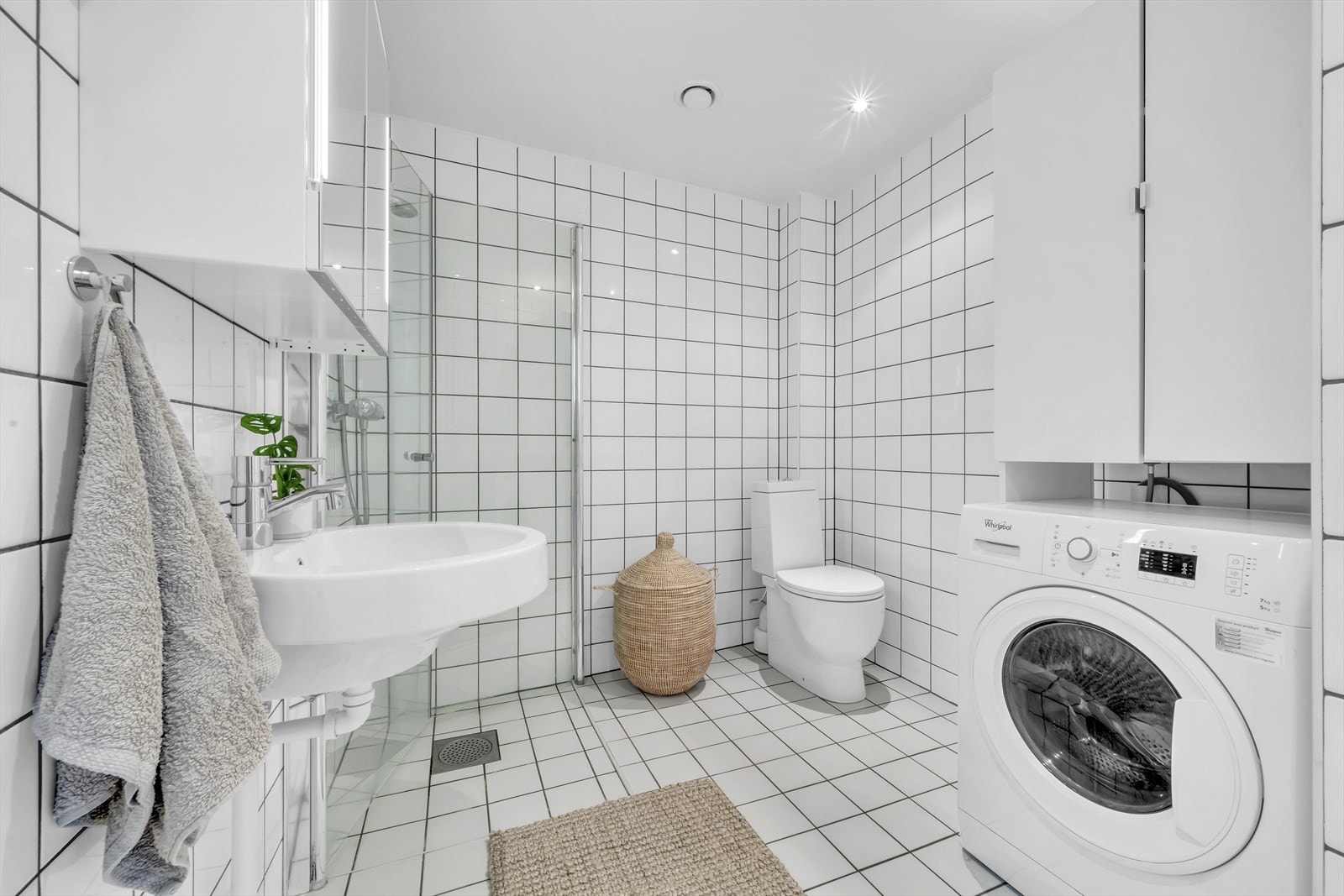 Pent og romslig bad fra 2006 med varmekabler i gulv (pusset opp i regi av borettslaget). Galleribilde