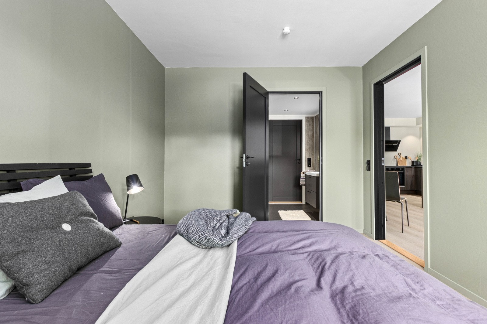 Praktisk med direkte adkomst til bad fra soverommet. Galleribilde