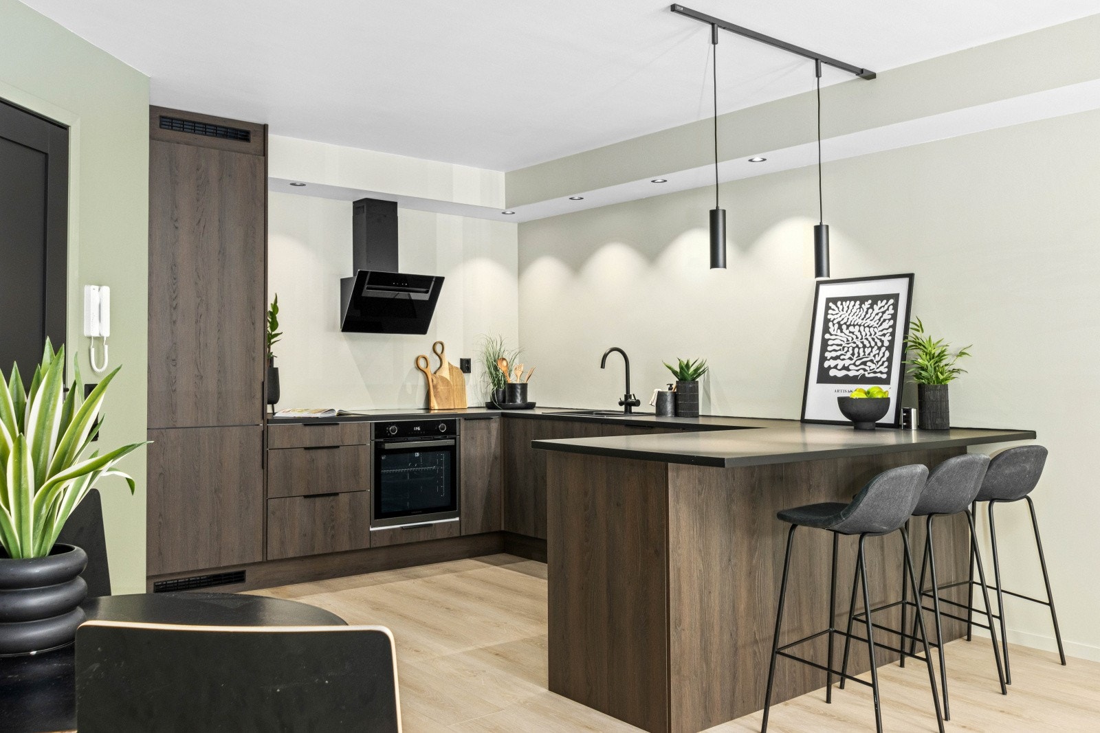 Lekkert kjøkken med god benkeplass. Galleribilde