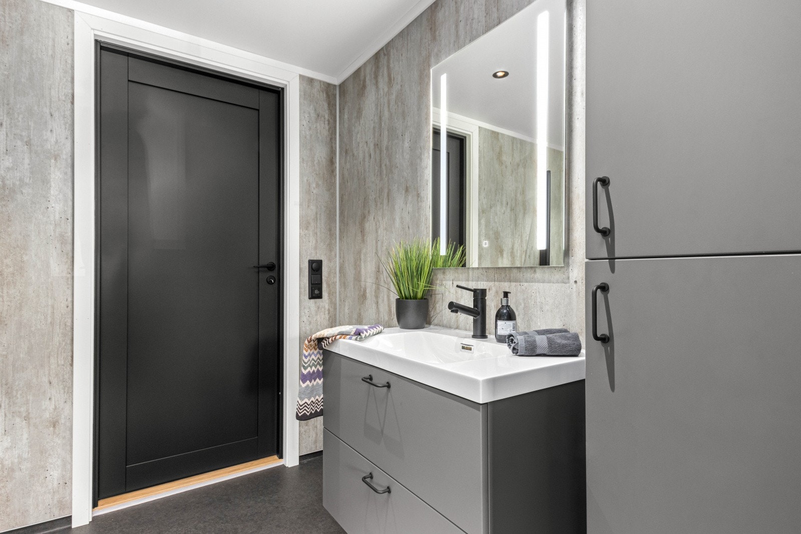 Badet er i likhet med leiligheten ellers også nylig oppusset. Galleribilde