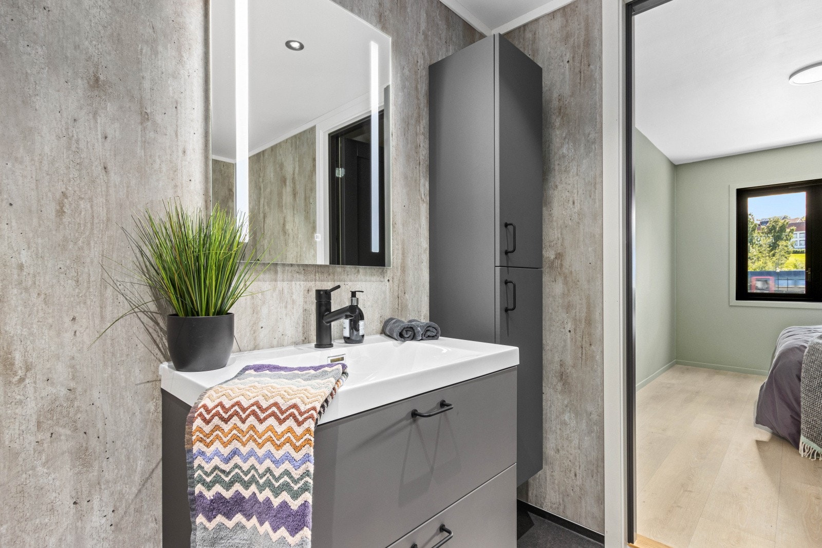 Av utstyr finnes servant m/skap, toalett, dusj og opplegg for vaskemaskin. Galleribilde