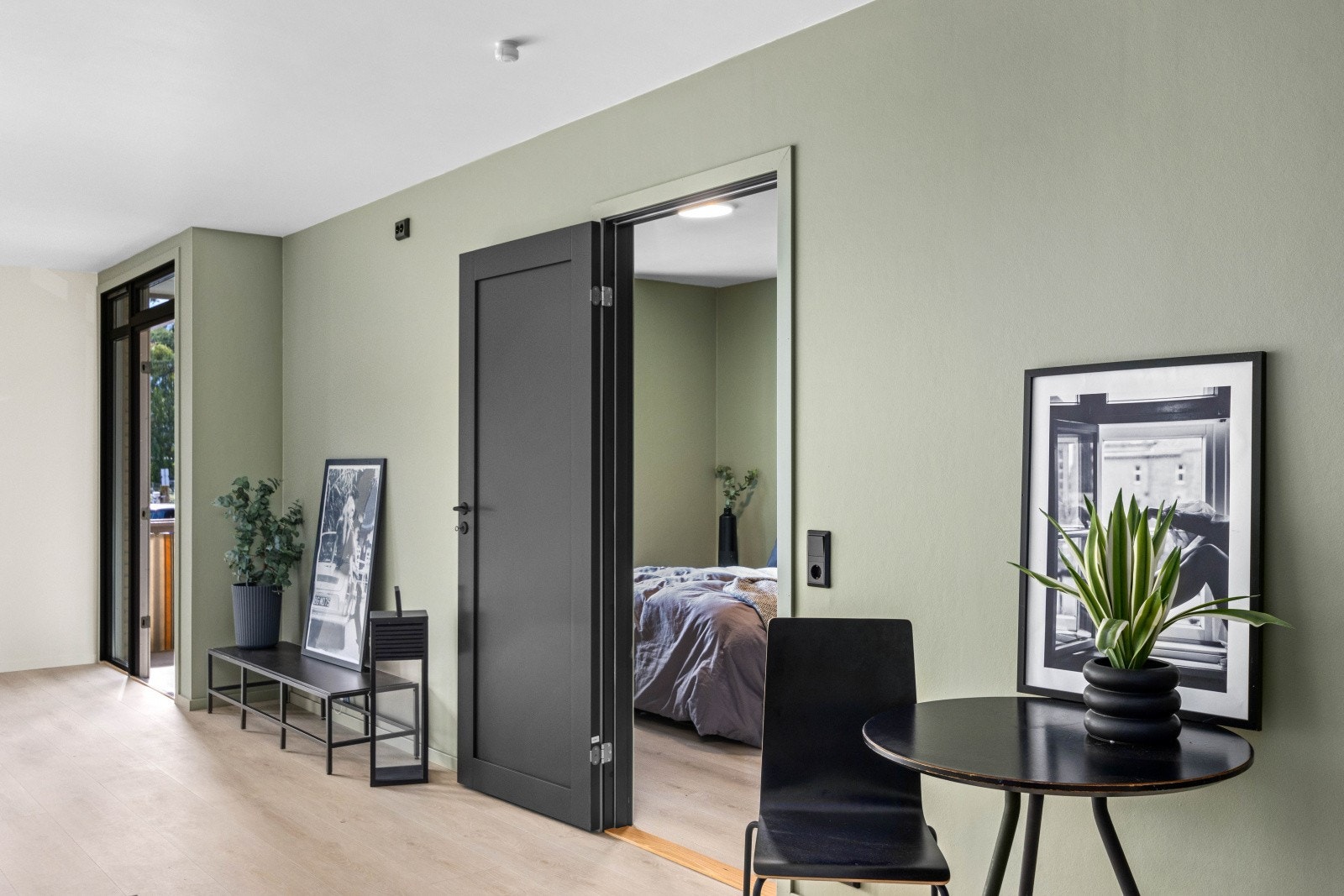 God plass til både spisebord og sofaløsning på stue/kjøkken. Galleribilde