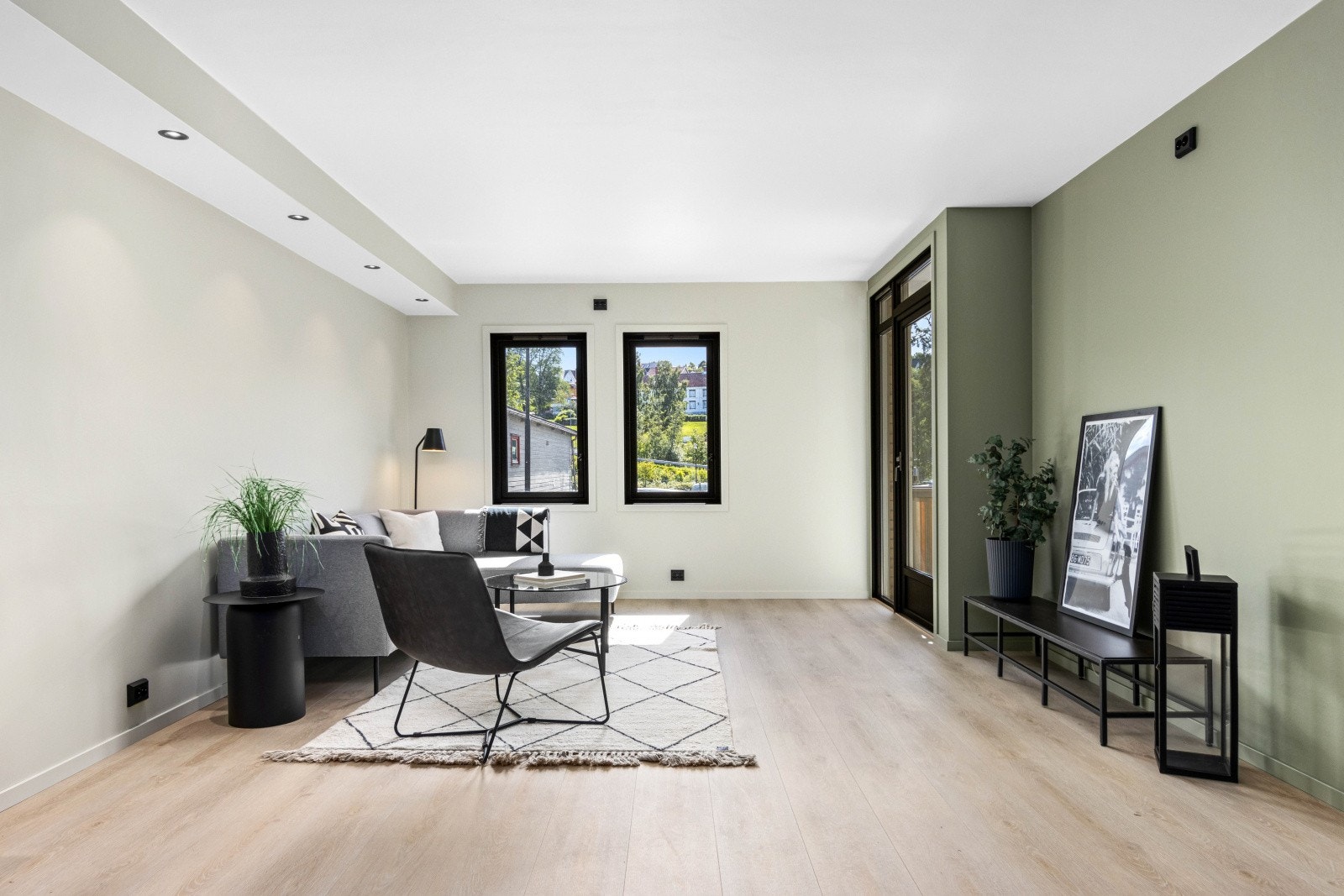 Leiligheten ble gjennomgående oppusset i 2024 og fremstår som tidsriktig og moderne. Galleribilde