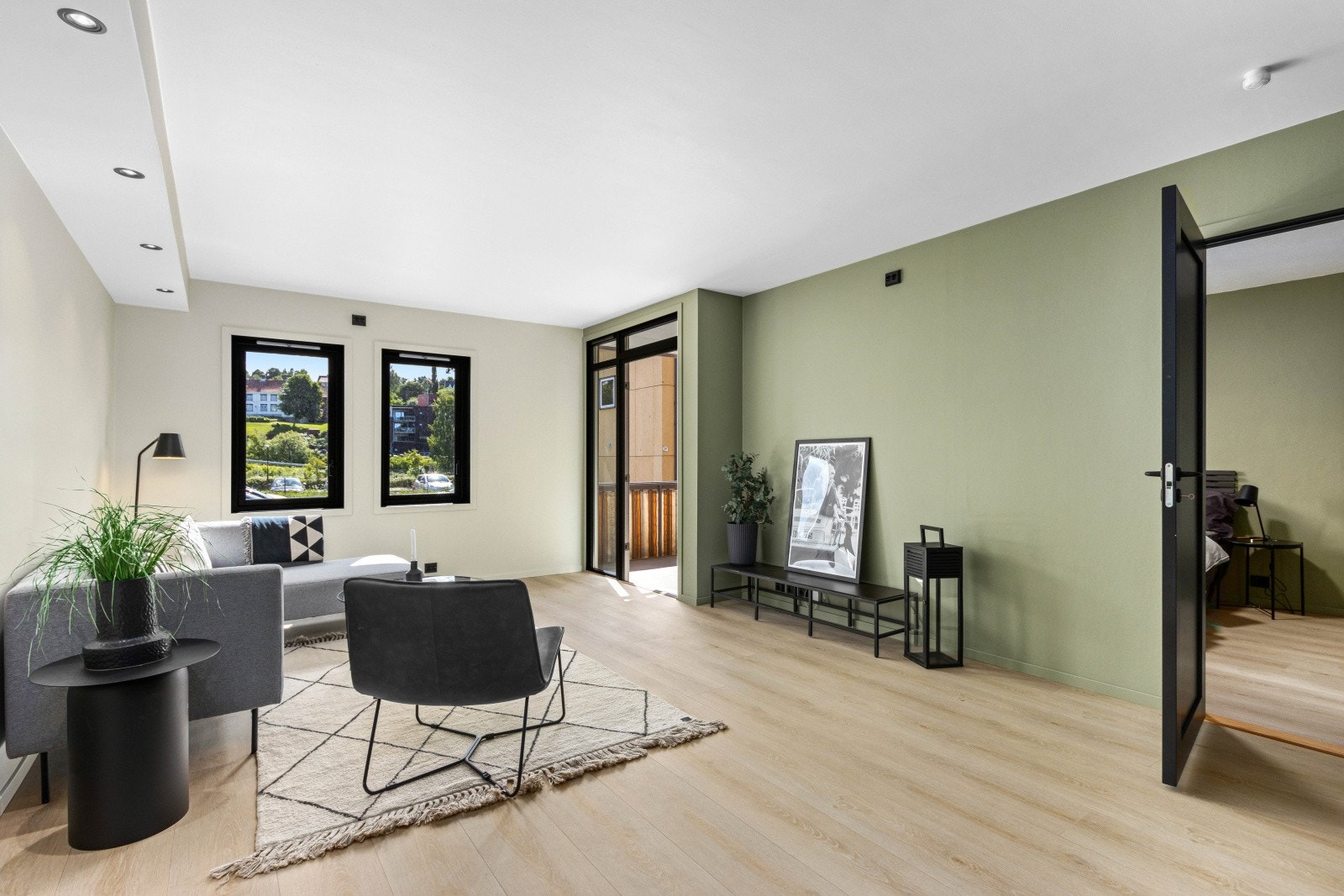 Velkommen til Håkon den godes gate 2B - innbydende, gjennomgående oppusset & romslig 2-roms i høy 1. etasje. Galleribilde