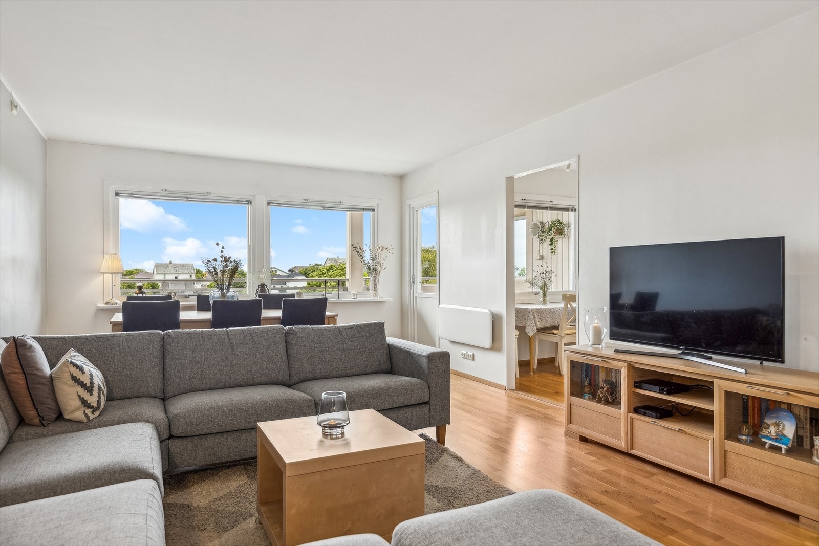 Leilighetens stue er romslig, med plass til en hjørnesofa med stuebord og TV-møbel. Galleribilde