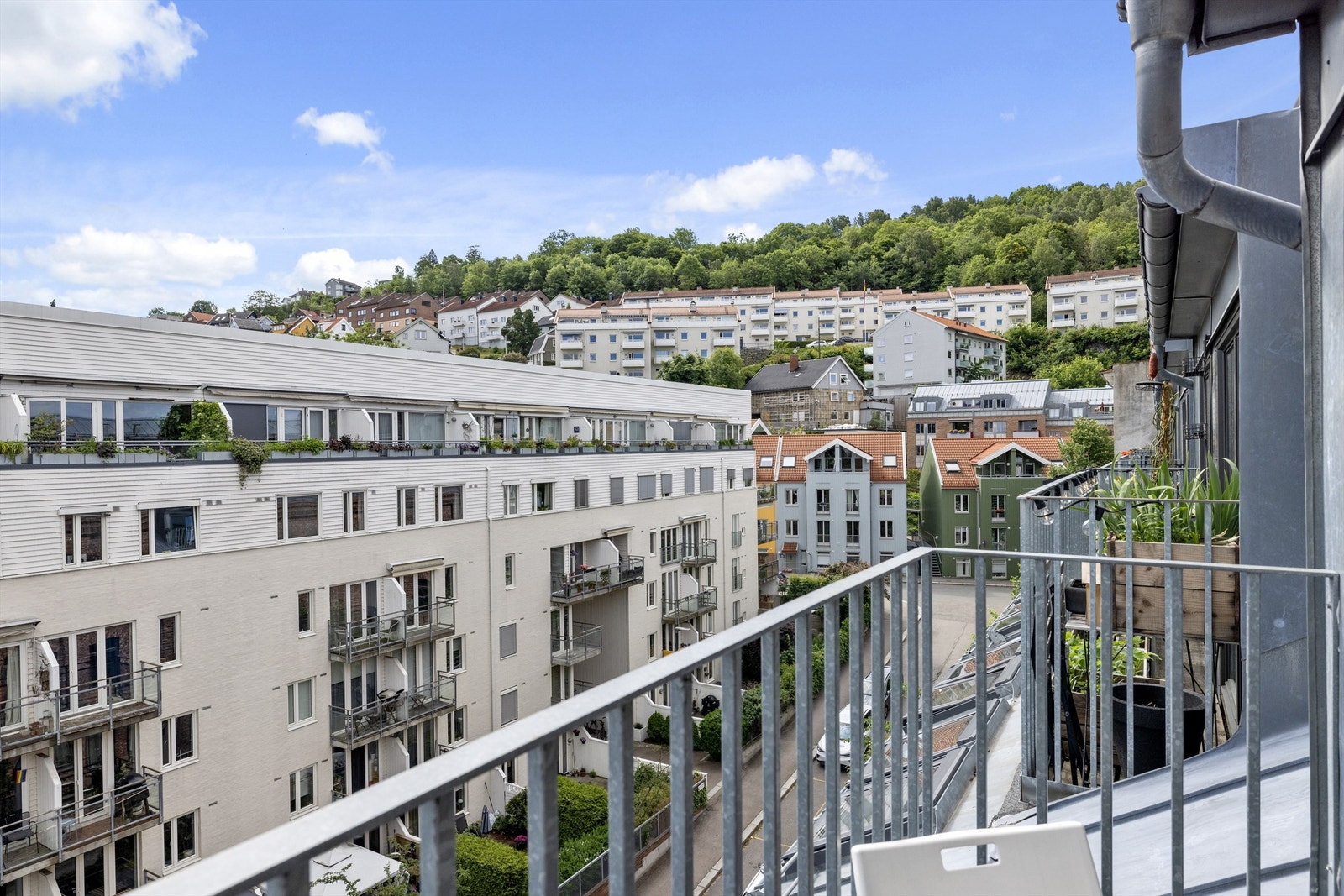Leiligheten har en sentral, men likevel tilbaketrukket beliggenhet på nedsiden av Ekebergskrenten Galleribilde