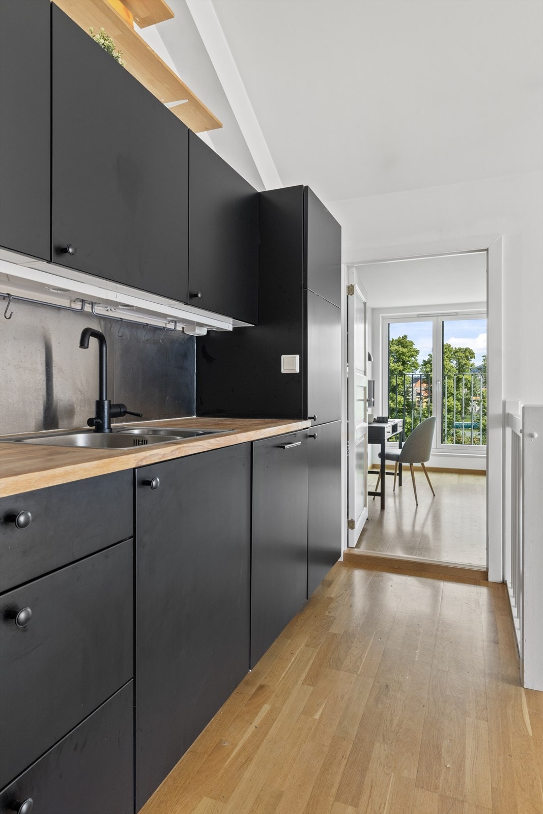 Rikelig med skap- og benkeplass Galleribilde