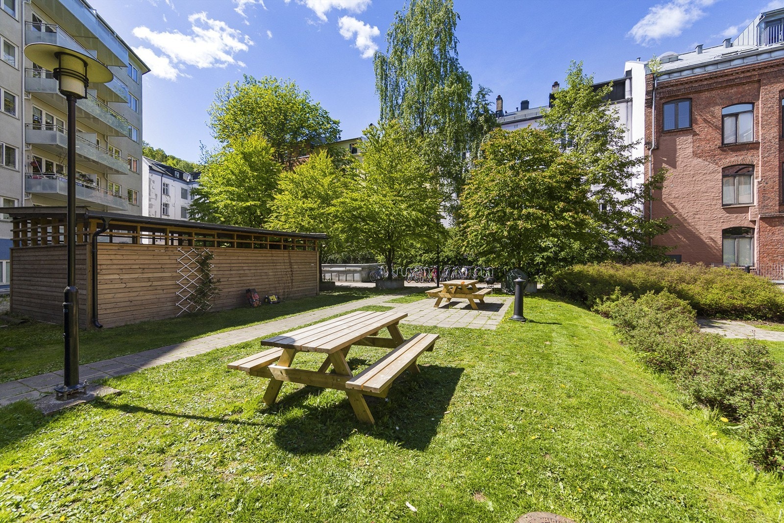 Stor felles bakgård hvor det ofte grilles på fine sommerdager Galleribilde