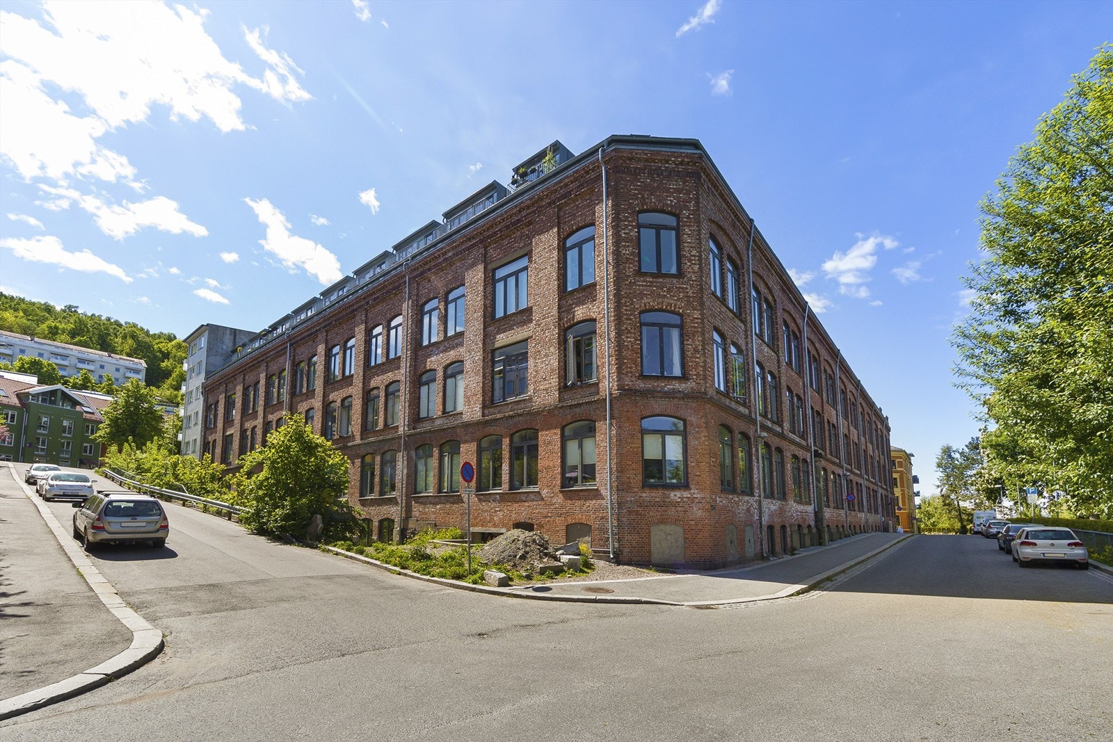 Her bor du i et sjarmerende og rolig område, med kort gangavstand til alt av fasiliteter! Galleribilde