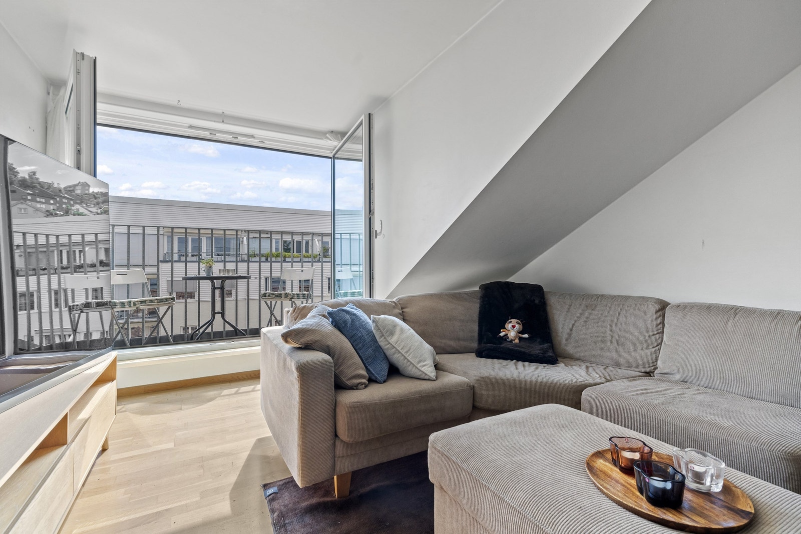 Fra stuen er det adkomst til en av boligens to balkonger Galleribilde