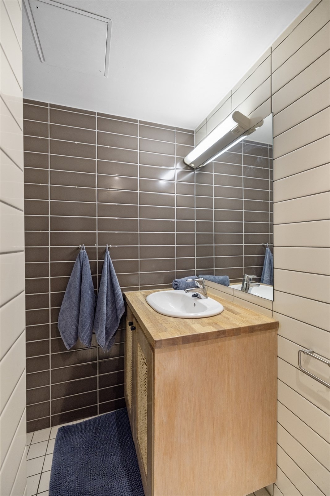 Det ble skiftet blandebatteri og dusjpakke samt byttet termostat på varmekabler i 2021 Galleribilde