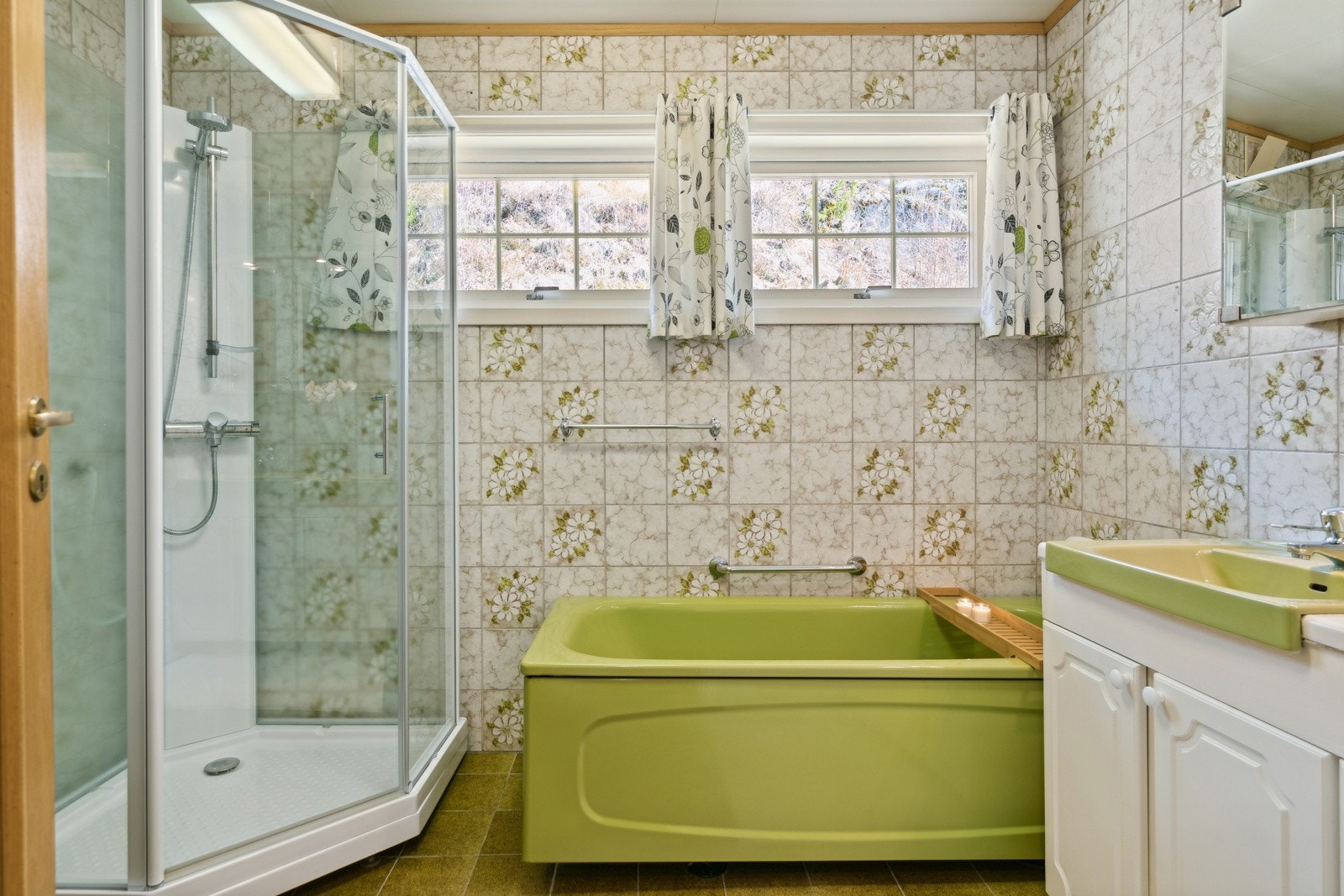 Baderommet med dusjkabinett, badekar og servant i skapseksjon. Galleribilde