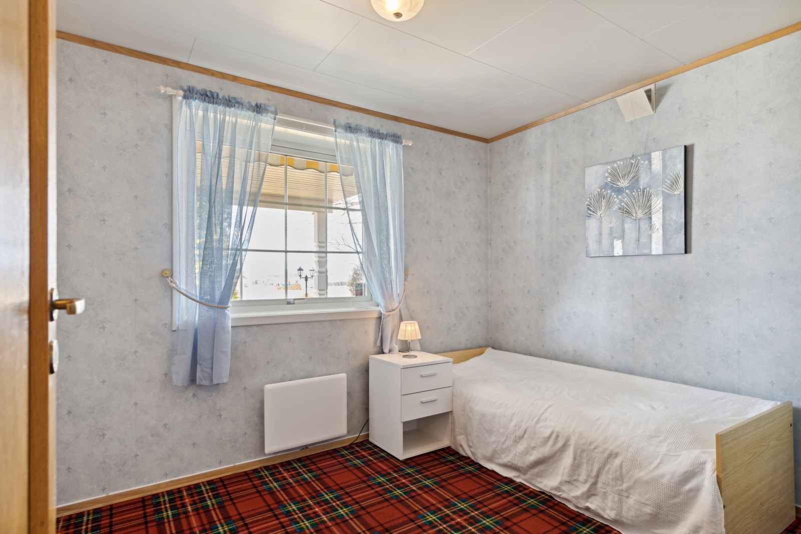 God plass for klesoppbevaring og annet enkelt møblement i tillegg til seng. Galleribilde