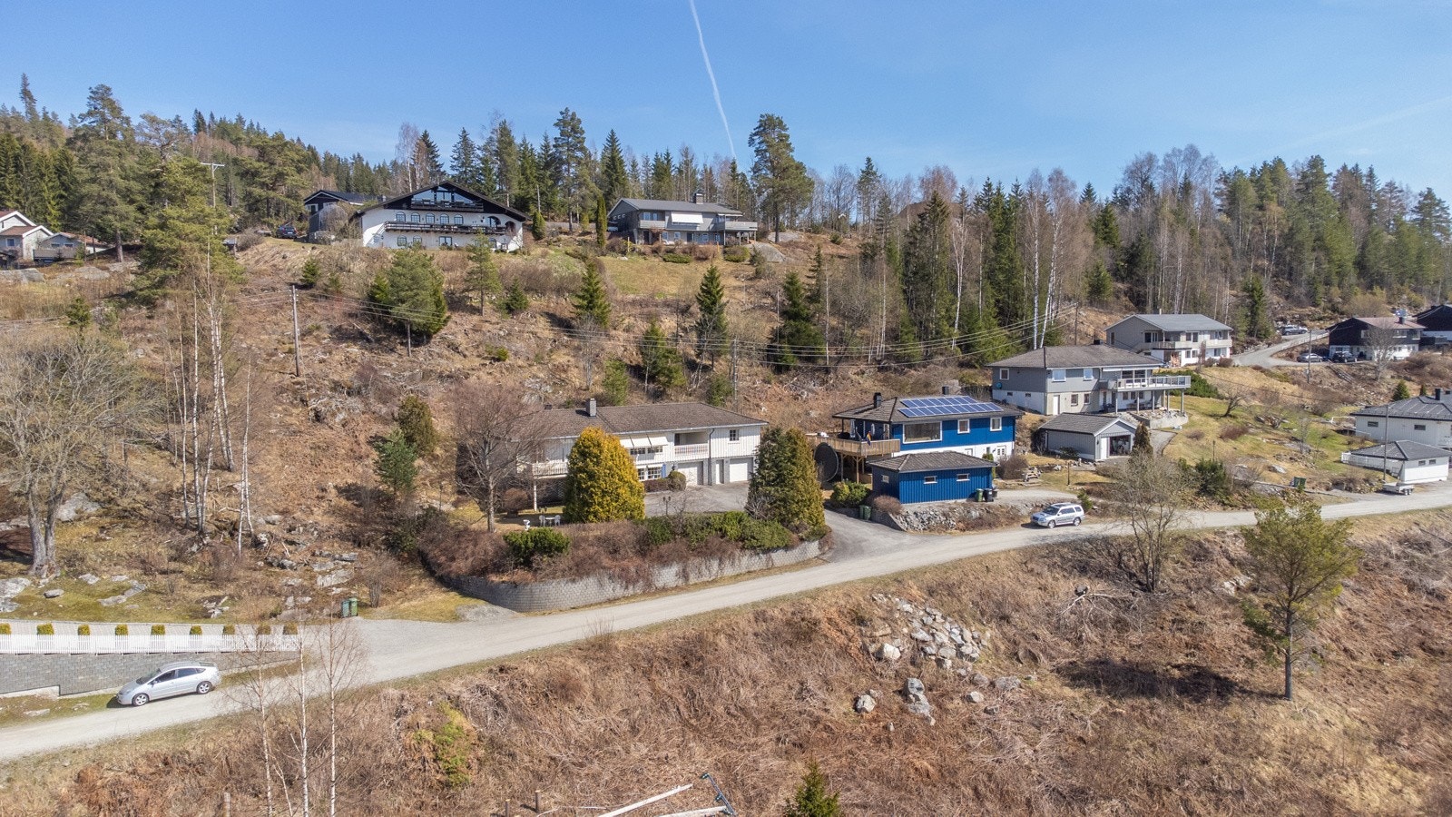 Det er parkering i garasjer samt biloppstillingsplass på eiendommen. Galleribilde