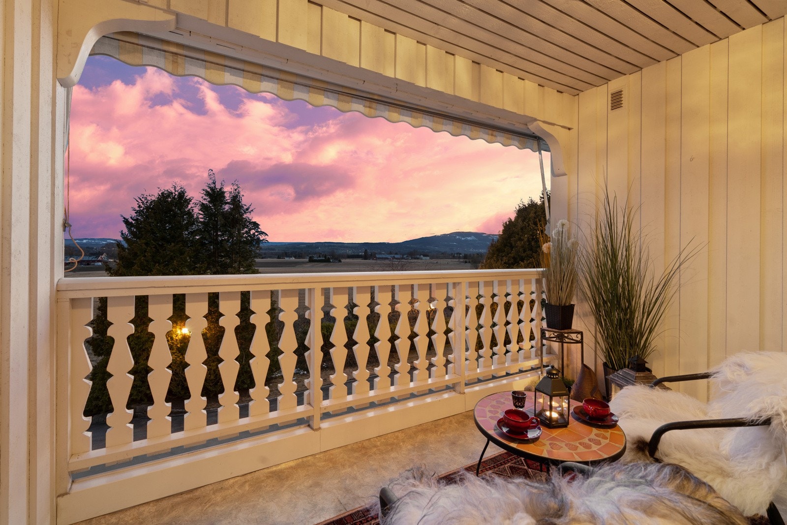 Kveldsstemning på uteplassen. Galleribilde