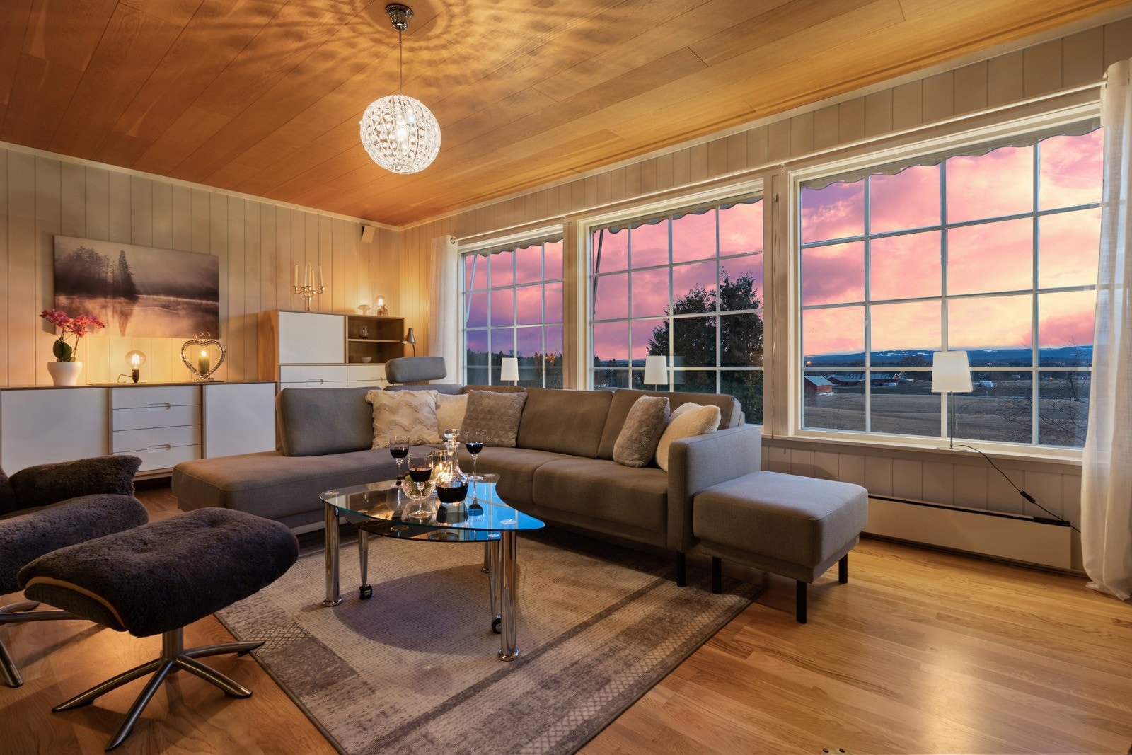 Kveldsstemning i stuen. Galleribilde