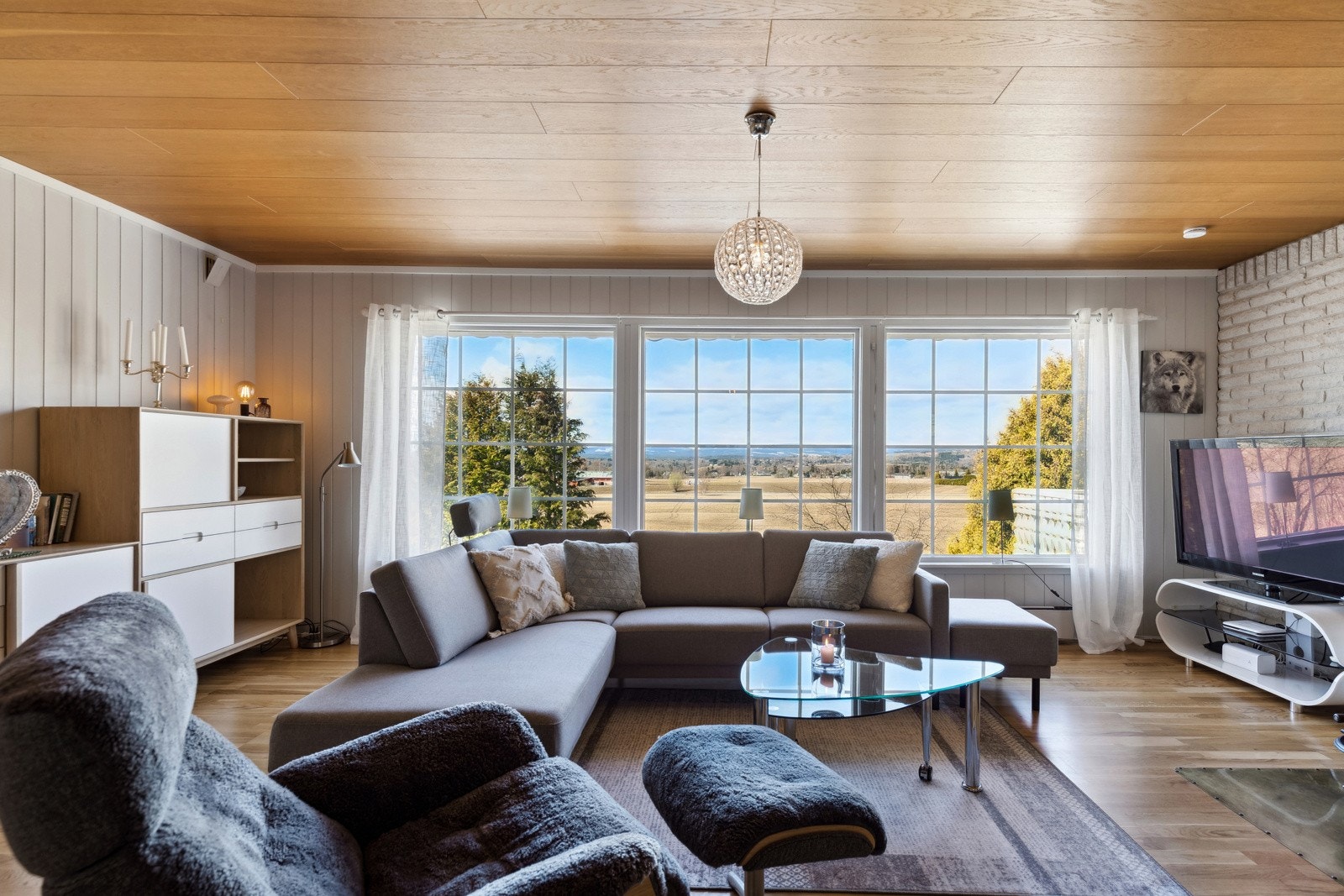 Stuen har godt lysinnslipp fra store vindusflater. Galleribilde