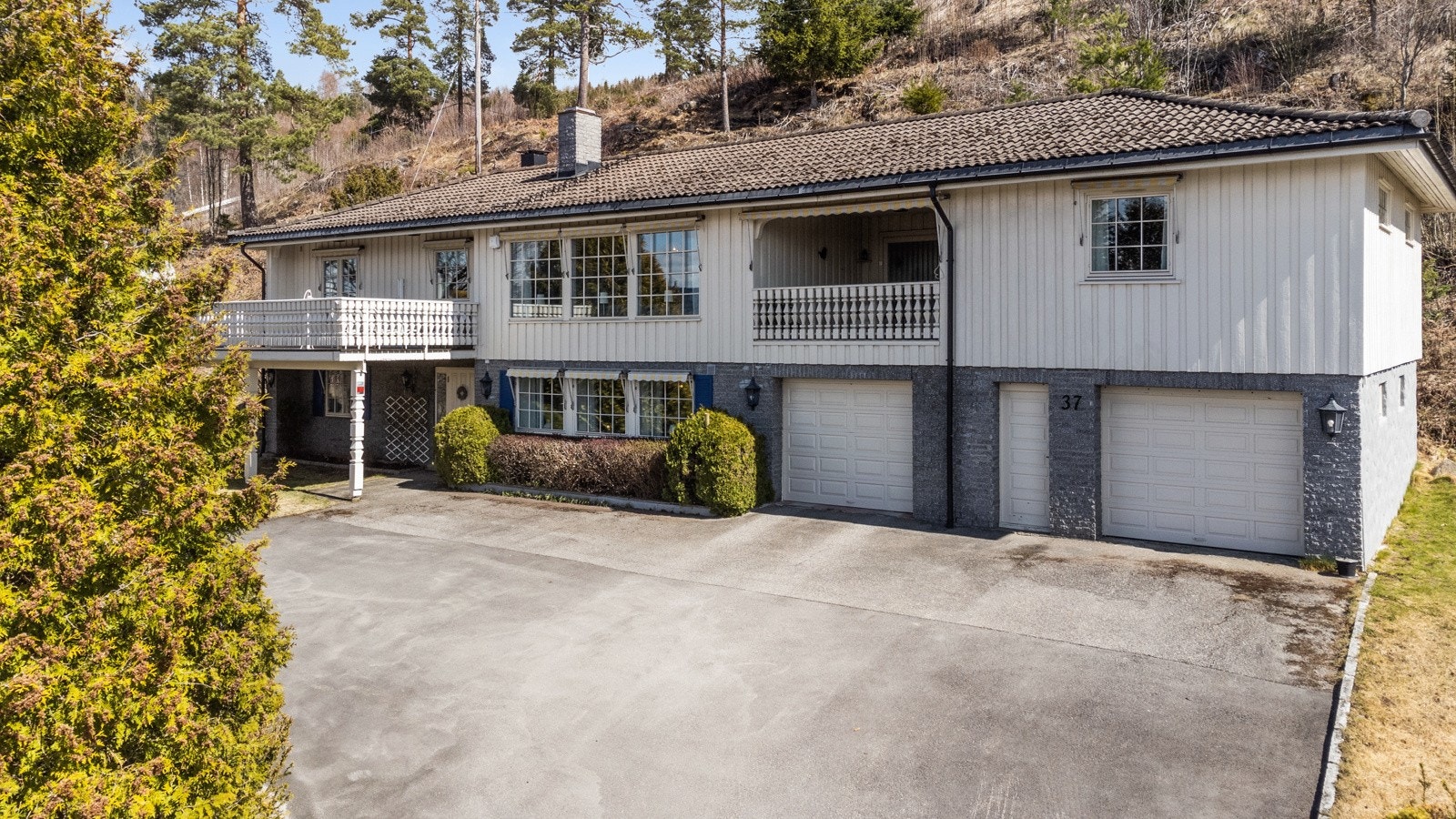 Boligen strekker seg over to plan og inneholder kjøkken, spisestue/ stue, tre soverom og gang i 1. etasje. I underetasjen er det vindfang, entrè, vaskerom, toalettrom, peisestue og to soverom. Galleribilde