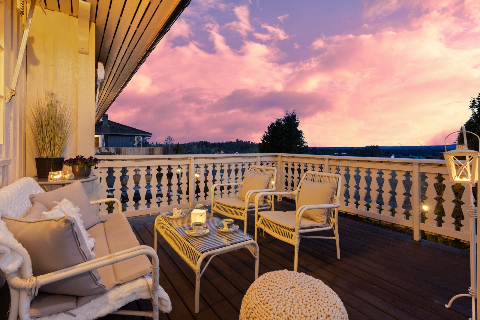 Nyt solnedgangen på terrassen. Galleribilde