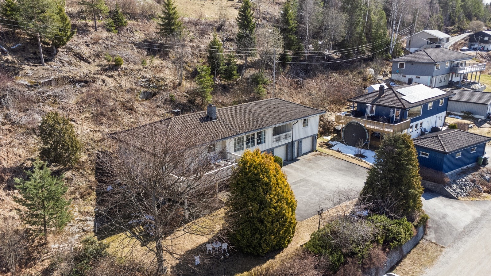 Skoler, barnehager, servicetilbud og kollektivt via buss og tog like nær boligen. Galleribilde