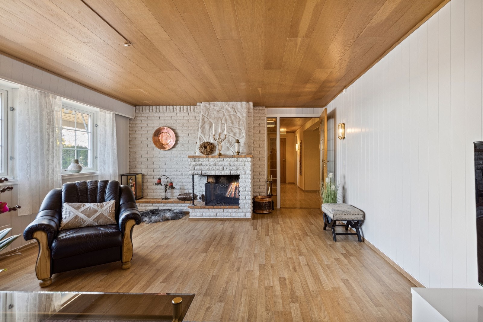 Kjellerstuen er romslig med en koslig peis. Galleribilde