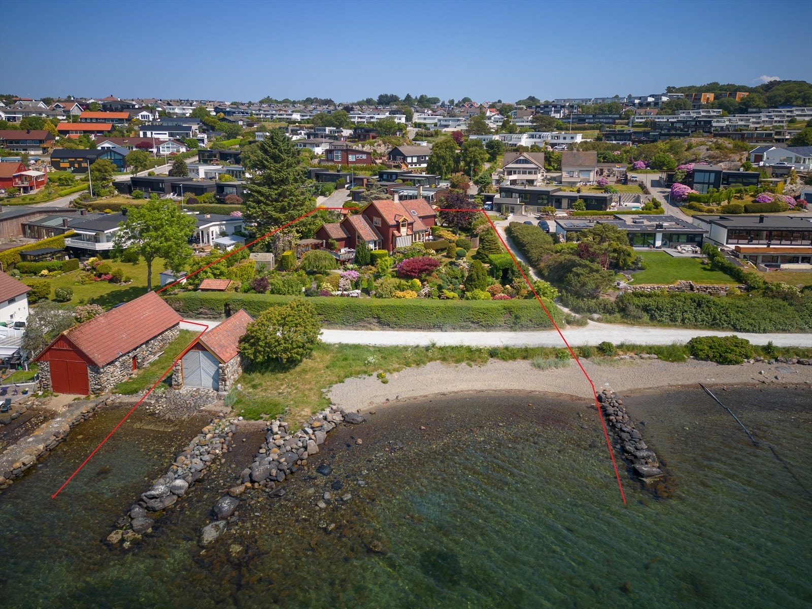 Velkommen til Syftesokveien 5 - En unik eiendom med strandlinje, naust, tomt på 2900 kvm. og parkmessig opparbeidet hage. Galleribilde