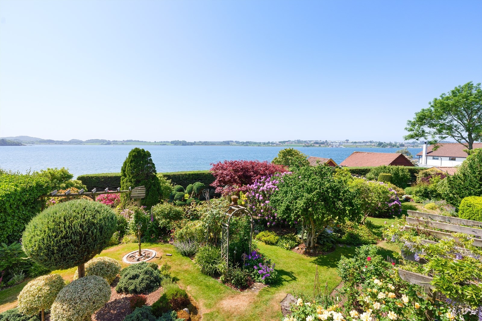 Stor, parkmessig opparbeidet hage Galleribilde